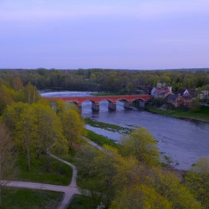 Skats uz Kuldīgu no skatu torņa Skats uz Kuldīgu no skatu torņa