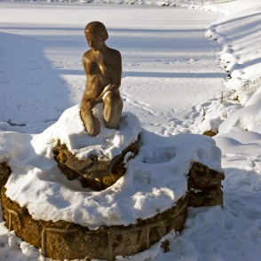 Sievietes skulptūra Maija parkā Sievietes skulptūra Maija parkā