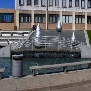 Strūklaka "Lāses" pie Ventspils augstskolas Strūklaka "Lāses" pie Ventspils augstskolas