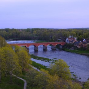 Skats uz Kuldīgas seno ķieģeļu tiltu no skatu torņa Skats uz Kuldīgas seno ķieģeļu tiltu no skatu torņa