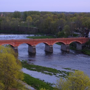 Skats uz Kuldīgas ķieģeļu tiltu no skatu torņa Skats uz Kuldīgas ķieģeļu tiltu no skatu torņa