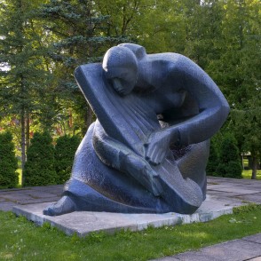 Piemineklis "Pārtrauktā dziesma" Piemineklis "Pārtrauktā dziesma"