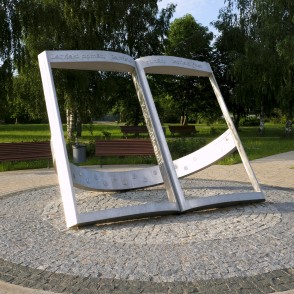 Kārļa Mīlenbaha parks ar saules pulksteni Kārļa Mīlenbaha parks ar saules pulksteni