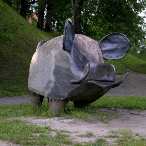 Skulptūra - Mežakuilis, Kandava Skulptūra - Mežakuilis, Kandava