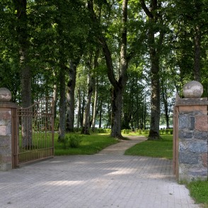 Ieejas vārti Vīgantes parkā Ieejas vārti Vīgantes parkā