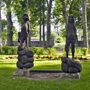 Janča un Marča skulptūras Vīgantes parkā Janča un Marča skulptūras Vīgantes parkā