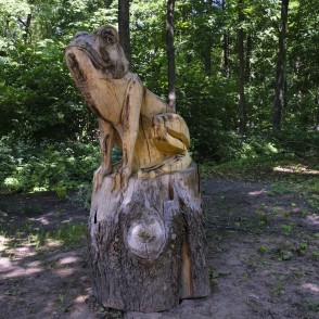 Vardes skulptūra Galēnu muižas parkā Vardes skulptūra Galēnu muižas parkā