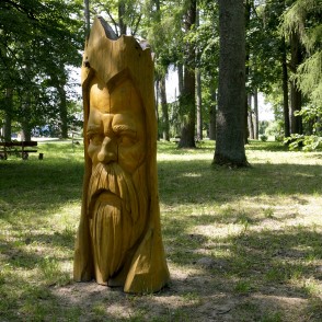 Koka skulptūra Galēnu muižas parkā Koka skulptūra Galēnu muižas parkā