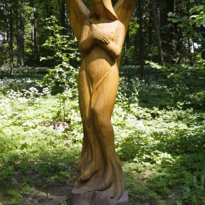 Eņģeļa skulptūra Galēnu muižas parkā Eņģeļa skulptūra Galēnu muižas parkā