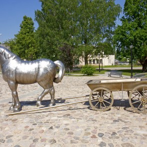 Zirga skulptūra no nerūsējošā tērauda Zirga skulptūra no nerūsējošā tērauda