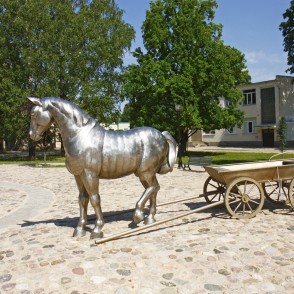 Zirga skulptūra no nerūsējošā tērauda Zirga skulptūra no nerūsējošā tērauda