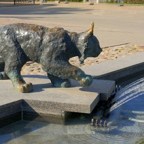 Skulptūra – Bronzas lūsis Jēkabpils Vecpilsētas laukumā Skulptūra – Bronzas lūsis Jēkabpils Vecpilsētas laukumā