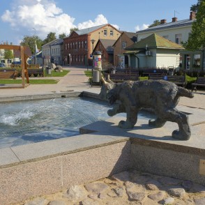 Bronzas lūsis - skulptūra Jēkabpils Vecpilsētas laukumā Bronzas lūsis - skulptūra Jēkabpils Vecpilsētas laukumā