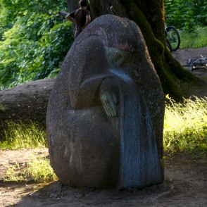 Akmens skulptūra „Pērses meitene” Akmens skulptūra „Pērses meitene”