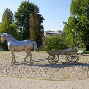 Skulptūra "Zirgs ar ratiem" (Jēkabpils) Skulptūra "Zirgs ar ratiem" (Jēkabpils)