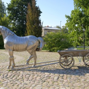 Vides objekts – zirgs ar ratiem (Jēkabpils) Vides objekts – zirgs ar ratiem (Jēkabpils)