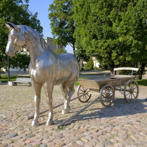 Skulptūra "Zirgs ar ratiem" (Jēkabpils) Skulptūra "Zirgs ar ratiem" (Jēkabpils)