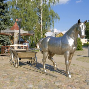 Skulptūra "Zirgs ar ratiem" (Jēkabpils) Skulptūra "Zirgs ar ratiem" (Jēkabpils)