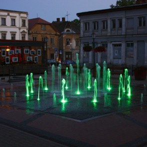 Izgaismota strūklaka Rožu laukumā Cēsīs Izgaismota strūklaka Rožu laukumā Cēsīs