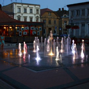 Izgaismota strūklaka Rožu laukumā Cēsīs Izgaismota strūklaka Rožu laukumā Cēsīs