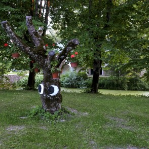 Dekoratīvi izrotāts koks Vestienas muižas parkā Dekoratīvi izrotāts koks Vestienas muižas parkā