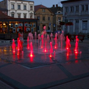 Izgaismota strūklaka Rožu laukumā Cēsīs Izgaismota strūklaka Rožu laukumā Cēsīs