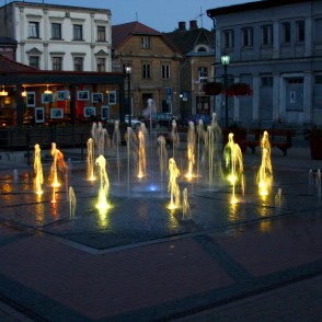 Izgaismota strūklaka Rožu laukumā Cēsīs Izgaismota strūklaka Rožu laukumā Cēsīs