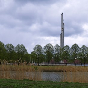 Skats uz Uzvaras pieminekli no Uzvaras parka dīķmalas Skats uz Uzvaras pieminekli no Uzvaras parka dīķmalas