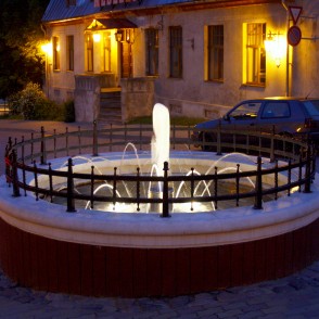 Izgaismota strūklaka Līvu laukumā Cēsīs Izgaismota strūklaka Līvu laukumā Cēsīs