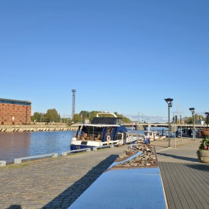 Liepājas tirdzniecības kanāla promenade ar kuģīti un celtni Liepājas tirdzniecības kanāla promenade ar kuģīti un celtni