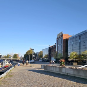Skats uz Promenade Hotel ēku un Liepājas kanāla krastmalu Skats uz Promenade Hotel ēku un Liepājas kanāla krastmalu