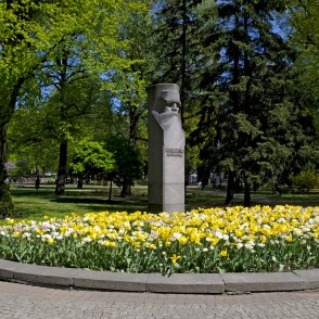 Piemineklis Krišjānim Baronam Vērmanes dārzā Piemineklis Krišjānim Baronam Vērmanes dārzā