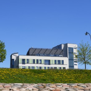 Skats uz Biznesa inkubatora ēku no Lielupes krasta Skats uz Biznesa inkubatora ēku no Lielupes krasta