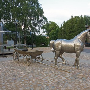 Zirga skulptūra no nerūsējošā tērauda Zirga skulptūra no nerūsējošā tērauda