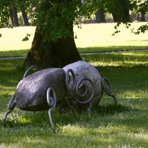 Skulptūras "Mākoņaitiņas" Reņķa dārzā Skulptūras "Mākoņaitiņas" Reņķa dārzā