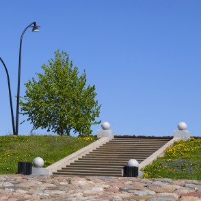 Kāpnes no Lielupes krasta uz Lielupes Krasta promenādi Kāpnes no Lielupes krasta uz Lielupes Krasta promenādi