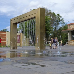 Digitāls ūdens ekrāns un bradājamā strūklaka Ogrē Digitāls ūdens ekrāns un bradājamā strūklaka Ogrē