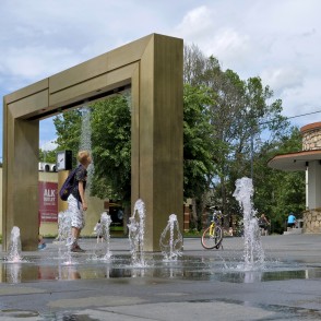 Digitāls ūdens ekrāns un bradājamā strūklaka Ogrē Digitāls ūdens ekrāns un bradājamā strūklaka Ogrē