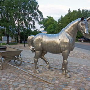 Zirga skulptūra no nerūsējošā tērauda Zirga skulptūra no nerūsējošā tērauda