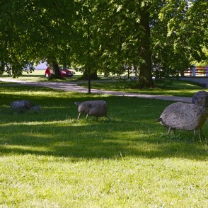 Skulptūras "Mākoņaitiņas" Reņķa dārzā Skulptūras "Mākoņaitiņas" Reņķa dārzā