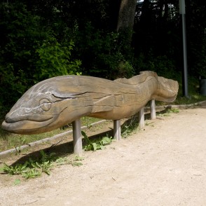 Koka zivs skulptūra Ogres krasta promenādē Koka zivs skulptūra Ogres krasta promenādē