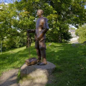 Bruņinieka skulptūra pie Aizputes pilsdrupām Bruņinieka skulptūra pie Aizputes pilsdrupām