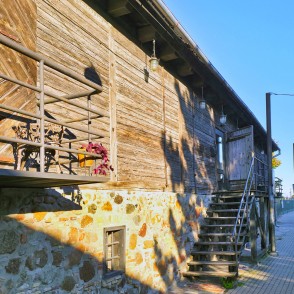 Vēsturiska koka ēka ar akmens pamatiem un koka kāpnēm Liepājā Vēsturiska koka ēka ar akmens pamatiem un koka kāpnēm Liepājā