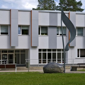 Skulptūra - Nots - Ogres mūzikas skola Skulptūra - Nots - Ogres mūzikas skola