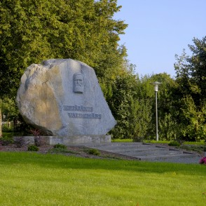 Piemineklis Krišjānim Valdemāram Valdemāram Valdemārpilī Piemineklis Krišjānim Valdemāram Valdemāram Valdemārpilī