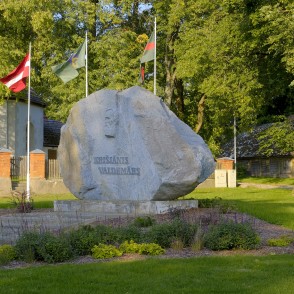 Krišjāņa Valdemāra piemineklis Valdemārpilī Krišjāņa Valdemāra piemineklis Valdemārpilī