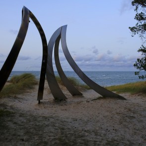 Piemineklis kapteinim Visvaldim Feldmanim Kolkasragā Piemineklis kapteinim Visvaldim Feldmanim Kolkasragā