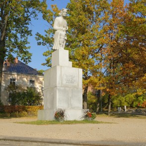 Rūjienas atbrīvošanas un kritušo karavīru piemineklis Rūjienas atbrīvošanas un kritušo karavīru piemineklis