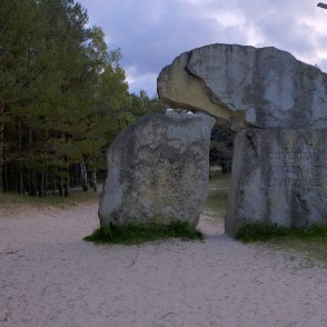 Piemineklis "Jūras paņemtiem" (Kolkasrags) Piemineklis "Jūras paņemtiem" (Kolkasrags)