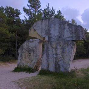 Piemineklis "Jūras paņemtiem" (Kolkasrags) Piemineklis "Jūras paņemtiem" (Kolkasrags)